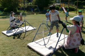 鉄棒をする５歳児
