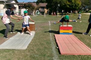 跳び箱をする５歳児