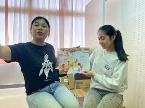 この写真は、外国語のおはなし会の練習の様子です。