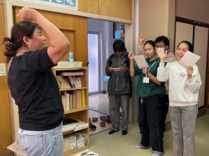 この写真は、外国語のおはなし会の練習の様子です。