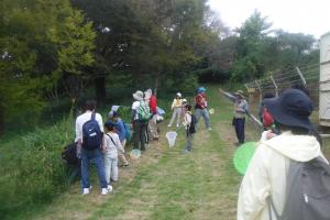 里山自然観察会　講師による説明の様子の１枚目です。