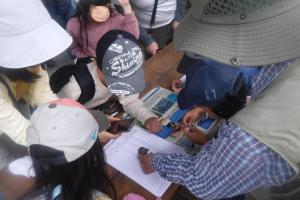 里山自然観察会　アサギマダラへのマーキングの様子です。