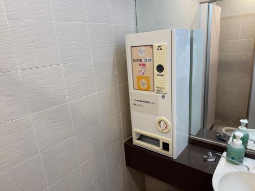 本館１階女性用トイレに生理用品自動販売機を設置しました。