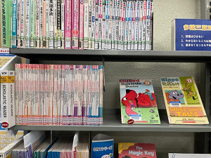 この写真は英文多読の新刊コーナーの様子です