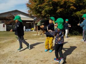 竹とんぼをする5歳児