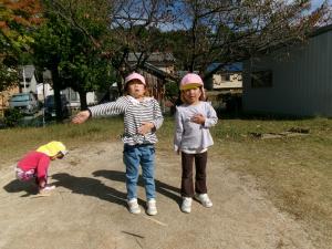 竹とんぼをする4歳児