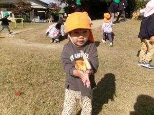 竹とんぼをする3歳児