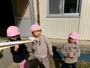 紙飛行機をする4歳児