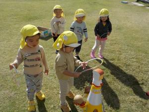 わなげをする2歳児