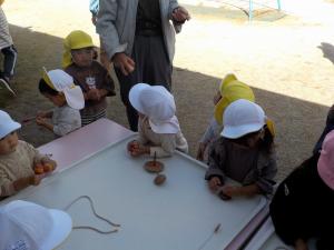 こまをする1歳児