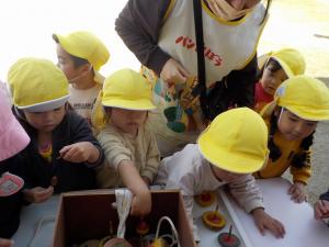 こまで遊ぶ2歳児