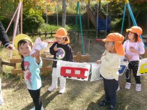 電車ごっこをする3歳児