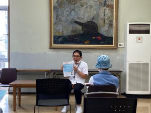 この写真は認知症予防の会でお話を聞いているところです。