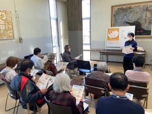 この写真は認知症予防の会で保健師さんのお話を聞いているところです。