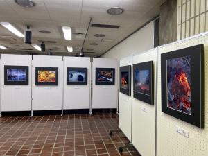 この写真は令和7年度の写真集団雲の図書館展示の様子です。