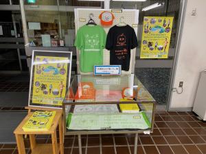 この写真は大橋裕之が描いた展の様子です。