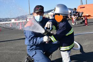 子供が放水体験をする様子