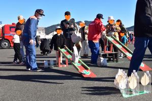 ホースを使用したボウリングゲームで遊ぶ様子