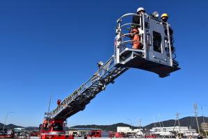 はしご車乗車体験の様子