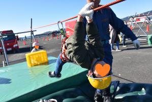 子供がロープを渡る救助訓練体験コーナーの様子