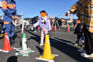 消防縁日で輪投げをする様子