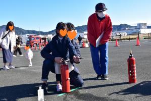 訓練用の水消火器を使用した消火器使用体験の様子