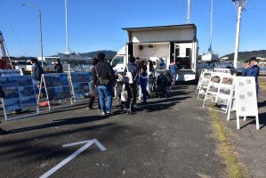 地震体験車で地震の揺れを体験する様子