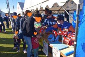 消防縁日で防災食や消防グッズを配布する様子