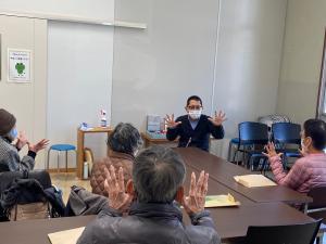 この写真は認知症予防体操をしているところです。