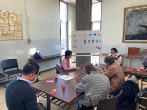 この写真は折り紙をみなでしているところです。