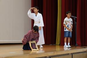 ６年生による劇の様子です