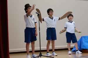 ６年生による劇の様子です
