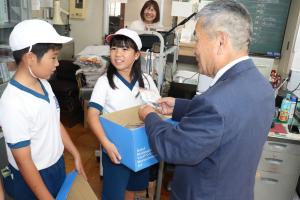 西部公民館の館長さんにプレゼントを渡している様子です