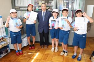 西部公民館から縄跳びを頂き、一緒に写真を撮っている様子です