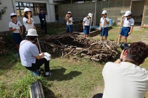 取材班の方にバイオネストの説明をしている様子です