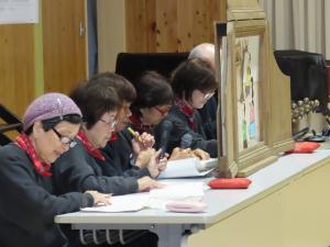 紙芝居を読んでいただいている様子です。