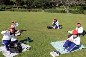 お弁当を楽しんでいる様子です