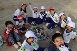 なかよし班で焼き芋を食べている様子です