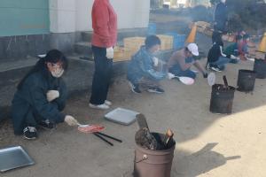 火起こしをしている６年生の様子です