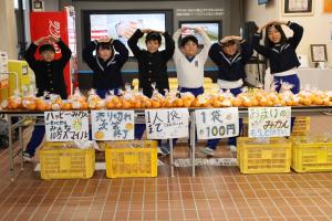 「ハッピーみかん」のポーズをしている５年生の写真です