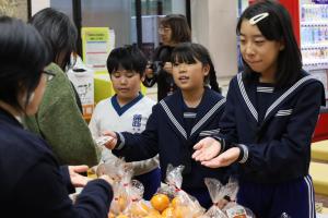 みかんの販売をしている様子です