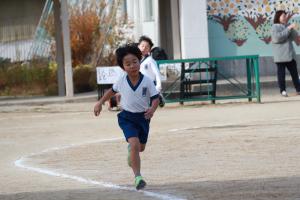 低学年男子の走っている様子です