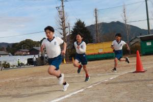 中学年男子の走っている様子です