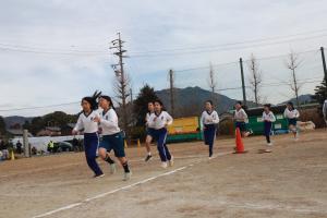 高学年女子が走っている様子です