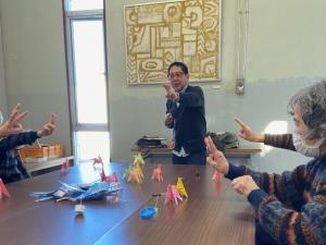 この写真は認知症予防体操をしているところです。