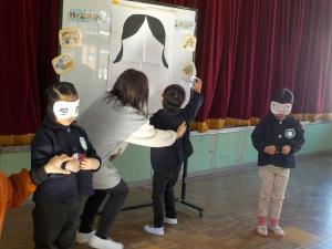 福笑いの様子子どもたち