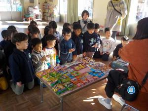 子どもの様子駄菓子屋