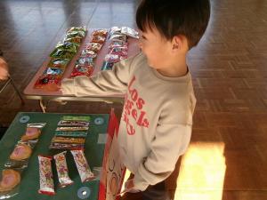 子どもの様子駄菓子を選んでいる