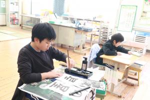 競書会に取り組む特別支援の子たちの写真です