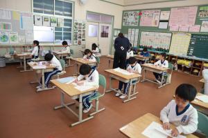 競書会に取り組む１年生の子たちの写真です